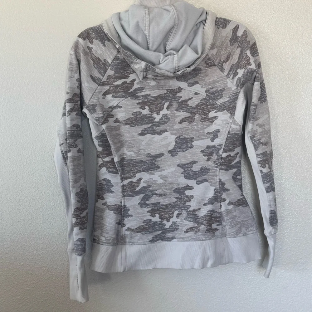 Athleta Triumph Printed Hoodie Gray Camo White Gray Sweatshirt S $118 - Picture 8 of 12